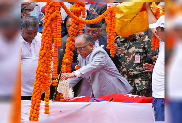 प्रधानमन्त्रीले ओढाए नेम्वाङको पार्थिव शरीरमा राष्ट्रिय झण्डा